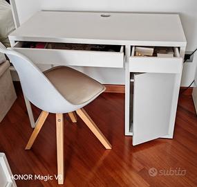 scrivania bianca con cassetti e porta computer