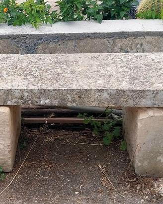 Sedili in pietra antica