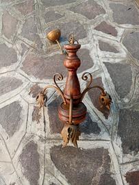 Lampadario legno e ferro battuto