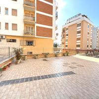 4 Locali al piano terra con ampia terrazza e box