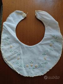 Bavaglino neonato vintage ricamato a mano 