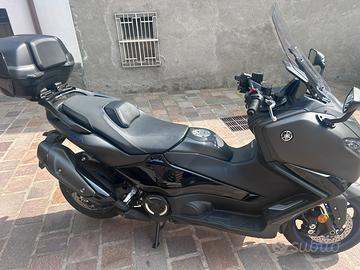Tmax 560 icon black my 2025