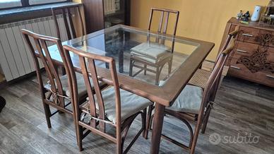 Tavolo di design con sedie e lastra di vetro