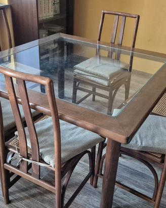 Tavolo di design con sedie e lastra di vetro