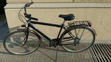 Bicicletta nera elegante