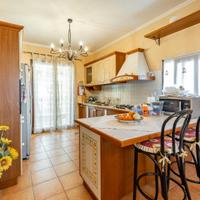 Elegante cucina finta muratura ed elettrodomestici