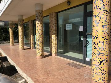 Locale commerciali con posti auto privati