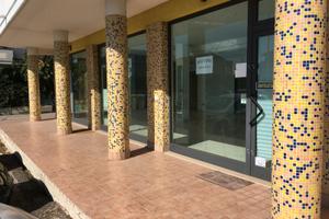 Locale commerciali con posti auto privati