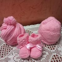 2 cuffie e un paio di scarpine  neonato  lana baby