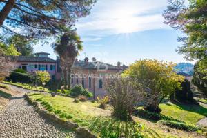 Villa di 761 m² con più di 5 locali e box auto a A