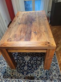 Tavolo in legno pregiato colore naturale