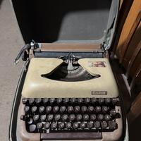 Macchina da scrivere Erika Model 10