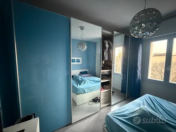 Armadio ante scorrevoli vetro e laccato azzurro