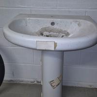 lavabo con colonna in ceramica