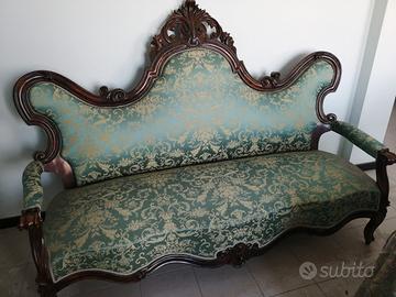 Divano antico con rivestimento seta di San Leucio