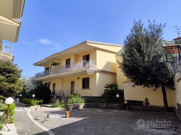 VILLA A SCHIERA A SAN FELICE A CANCELLO