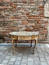 Piccolo tavolino da salotto decorato e dorato