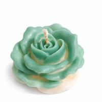candela a forma di rosa verde e bianca
