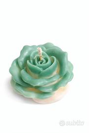 candela a forma di rosa verde e bianca
