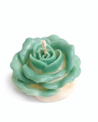 candela a forma di rosa verde e bianca