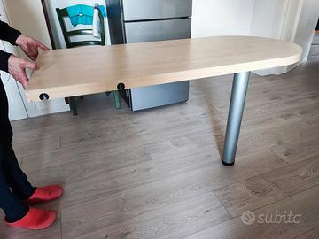 Scrivania con gamba portante 
