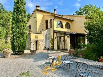 Rustico / Casale di 400 m² con più di 5 locali a S