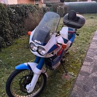 Moto Honda Africa Twin 750