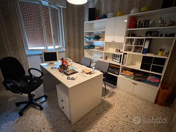Arredamento completo con grande libreria