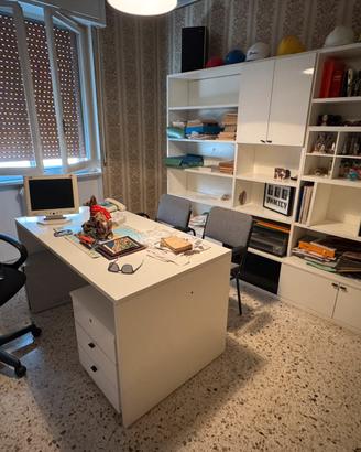 Arredamento completo con grande libreria