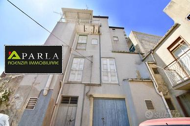 Palazzo / Stabile di 150 m² con più di 5 locali a 