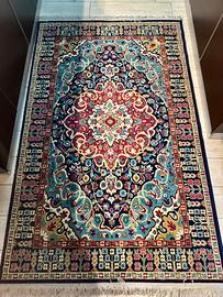 Tappeto con decoro medaglione centrale