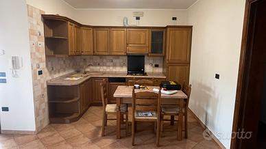 Cucina angolare con tavolo e sedie