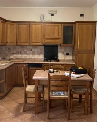 Cucina angolare con tavolo e sedie
