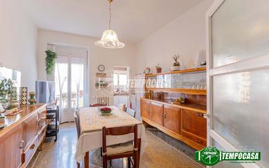 IN CONTESTO CON PORTINERIA, 3 LOCALI CON DUE BALCO