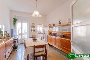 IN CONTESTO CON PORTINERIA, 3 LOCALI CON DUE BALCO