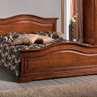 Camera da letto matrimoniale, in legno massiccio.