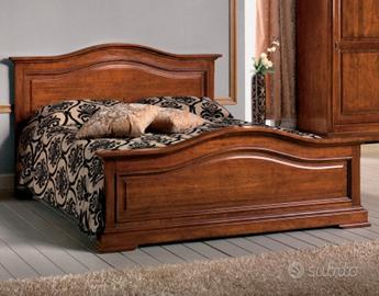 Camera da letto matrimoniale, in legno massiccio.