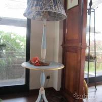 Piantana da arredo con tavolinetto