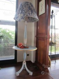 Piantana da arredo con tavolinetto