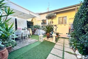 VILLA A SCHIERA A ROMA