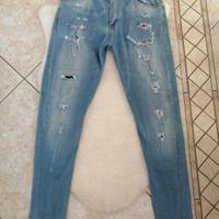 Jeans maschile modello con strappi 