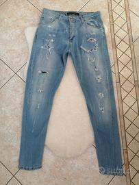 Jeans maschile modello con strappi 