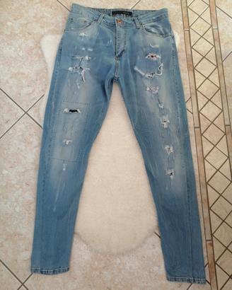 Jeans maschile modello con strappi 