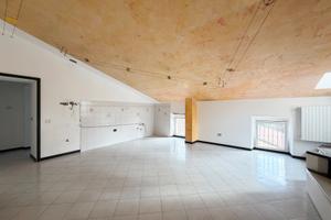 Appartamento con tre camere, Pistrino S223