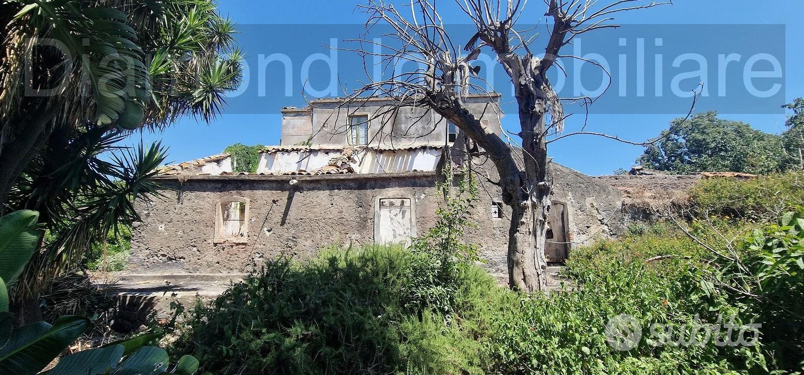 Antico casale con terreno a Carrubba di Giarre - Vista 2