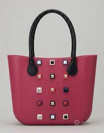 O bag Magenta con Borchie Geometriche