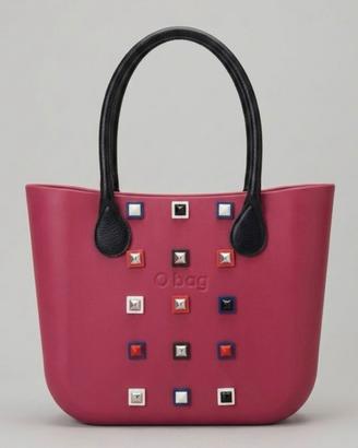 O bag Magenta con Borchie Geometriche