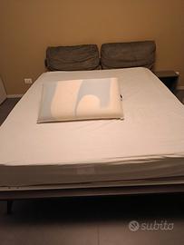 letto matrimoniale e materasso.
