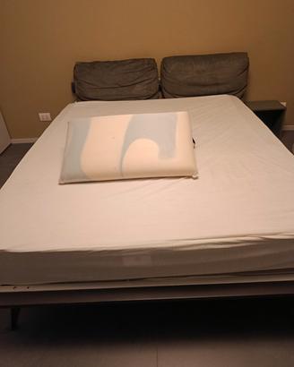 letto matrimoniale e materasso.