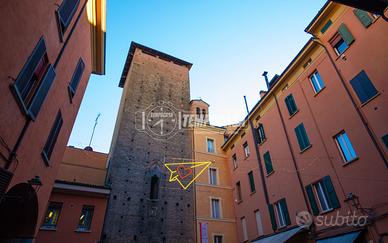 NEGOZIO DI 200 MQ RISTRUTTURATO NEL CUORE DI BOLOG